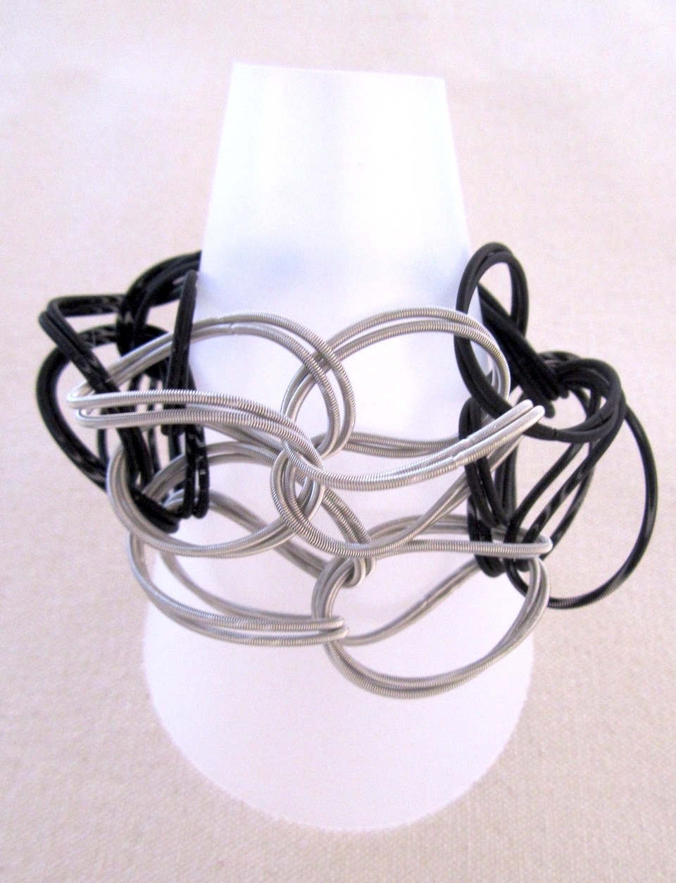 Bracelet TWIST argent et noir, no 67, de l'artiste Sandrine Giraud, Ce bijou marie avec élégance la grâce et l’originalité des lignes résolument contemporaines. 