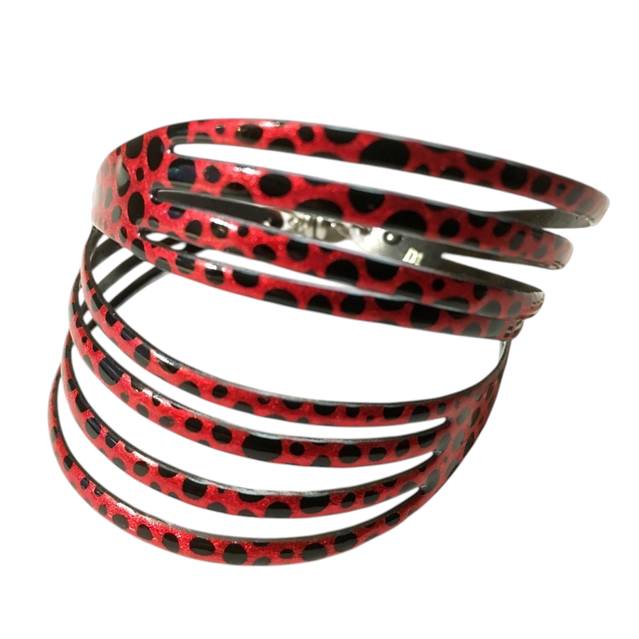 Bracelet Vague (rouge, pois noirs), no 32, de l'artiste Molusk, Longueur 6.5 pouces, Bijou d'inspiration aquatique souple et léger fait de PVC coloré qui épouse la forme du corps à la manière d’un tatouage