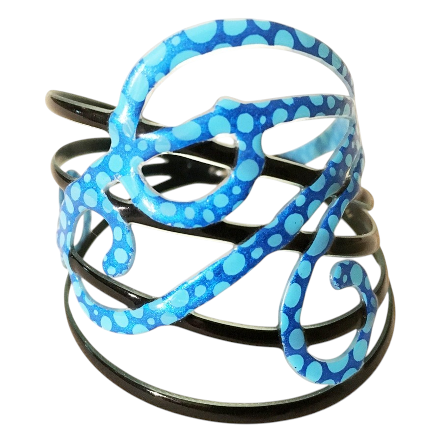 Bracelet Volute (bleu, noir), no 35, de l'artiste Molusk, Longueur 6.5 pouces, Bijou d'inspiration aquatique souple et léger fait de PVC coloré qui épouse la forme du corps à la manière d’un tatouage