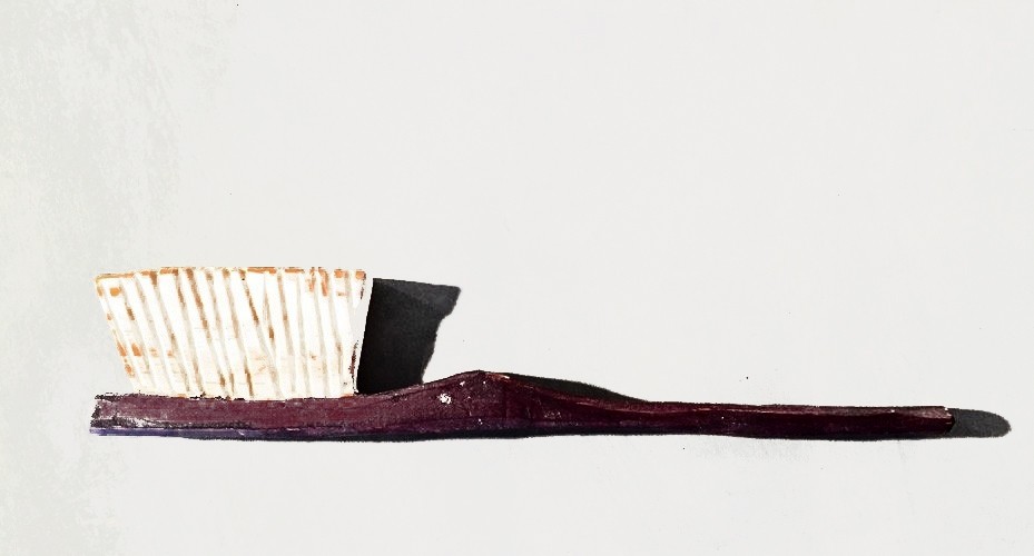 Aimant, Brosse à dents (mauve), de l'artiste Alexandre Tardif, Décoration à placer sur une surface métallique, faite de bois, tilleul