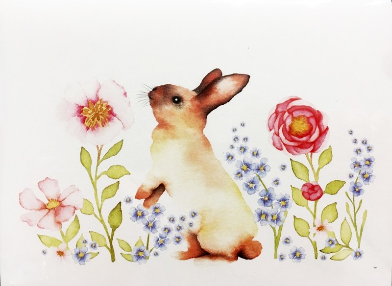 Carte de souhaits 5x4 po, Lapin floral debout, de l'artiste Katrinn Pelletier, dimension : 5.5 x 4.25 pouces largeur, sans texte, avec enveloppe  Vous pouvez inscrire votre message à l'intérieur.  Carte vendue à l'unité