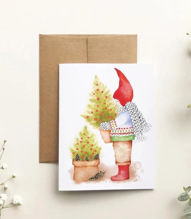 Carte de souhaits 4x5 po, -- Lutin sapin --, de l'artiste Katrinn Pelletier, dimension : 4.25 x 5.5 pouces largeur, sans texte, avec enveloppe  Vous pouvez inscrire votre message à l'intérieur.  Carte vendue à l'unité