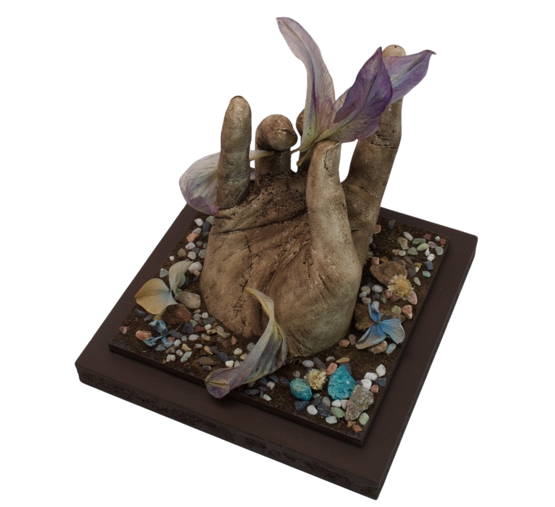 Ce qui glisse entre les doigts, de l'artiste Raphaëlle Bitar, Sculpture, Plâtre, bois et végétaux divers, dimension : 7 x 6 x 6 pouces