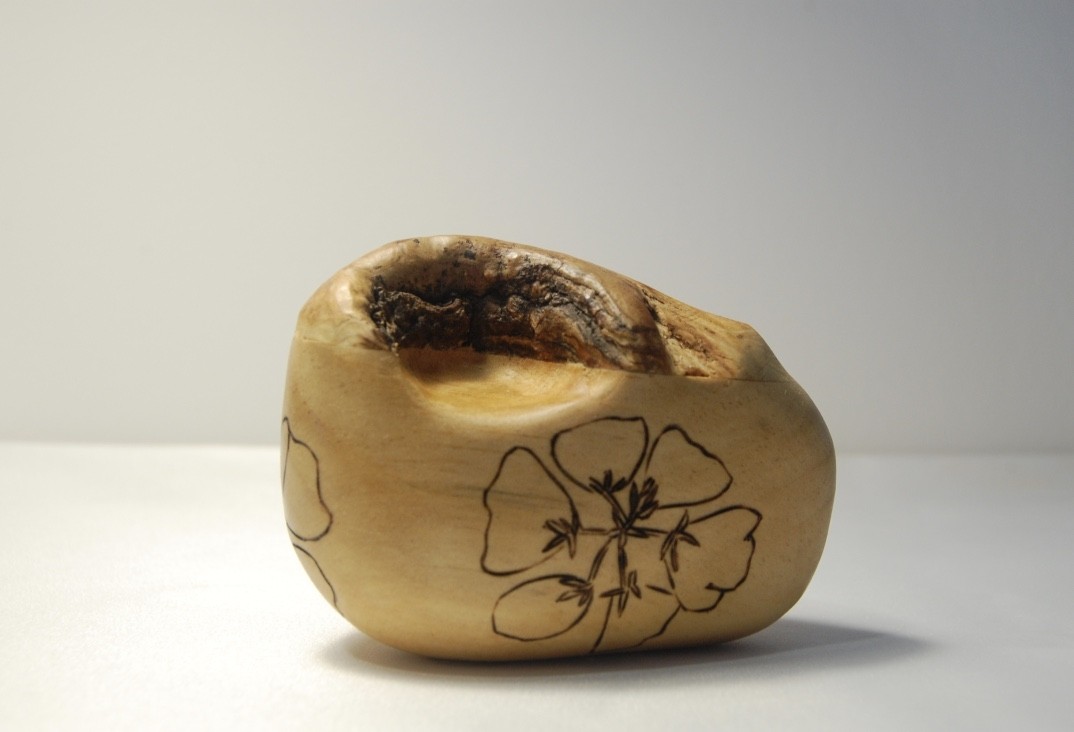 Roche (moyenne), # 34, de l'artiste Claudia Côté, Sculpture, Bois mixte, noeud d'arbre, pin, pyrogravure (capucine), Création unique