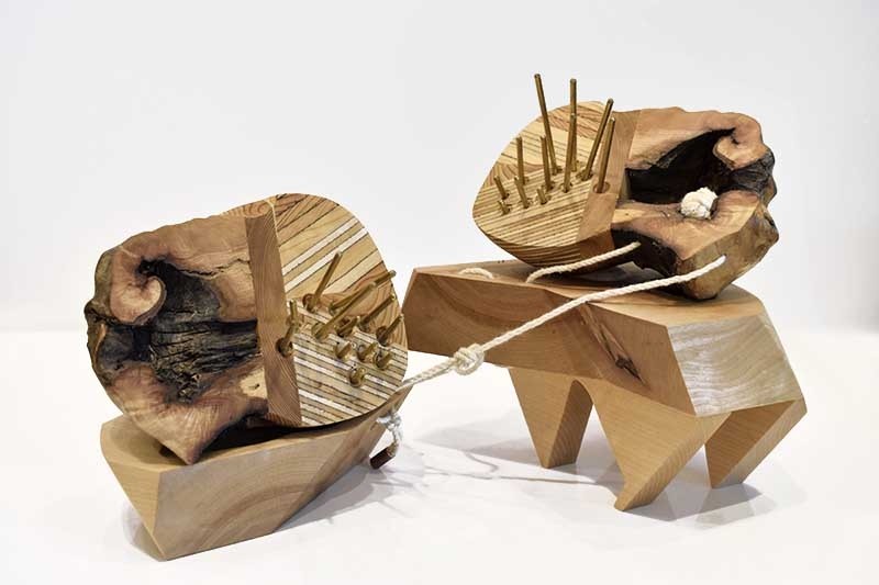 L'entrelacement des coeurs, de l'artiste Claudia Côté, Sculpture, bois bouleau, merisier, plywood et laiton, Création unique, dimension : 7 x 14 x 8 po