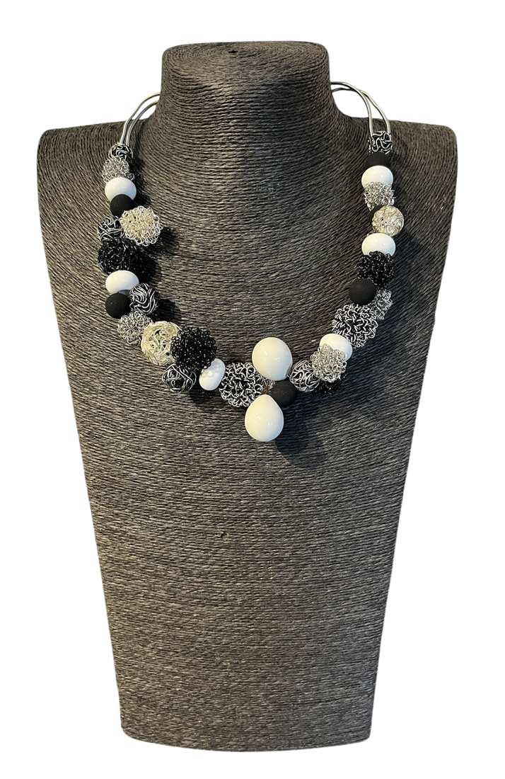 Collier ESCARGOT FLOCON, no 174, de l'artiste Sandrine Giraud, couleur, argent, gris et noir. Ce bijou toujours original, marie avec élégance la grâce et l’originalité des lignes.