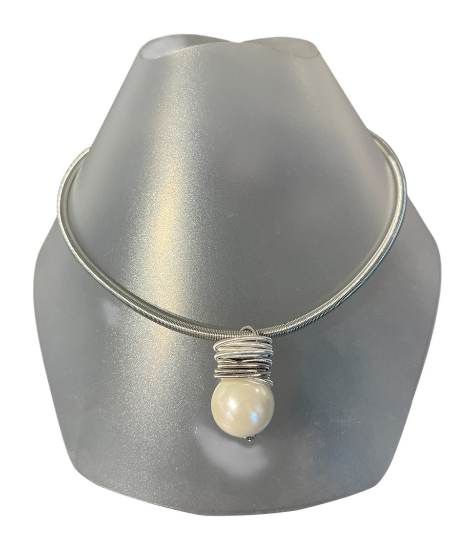 Collier GOUTTE NACRÉE no 142, de l'artiste Sandrine Giraud, couleur, argent et perle nacrée. Ce bijou marie avec élégance la grâce et l’originalité des lignes.
