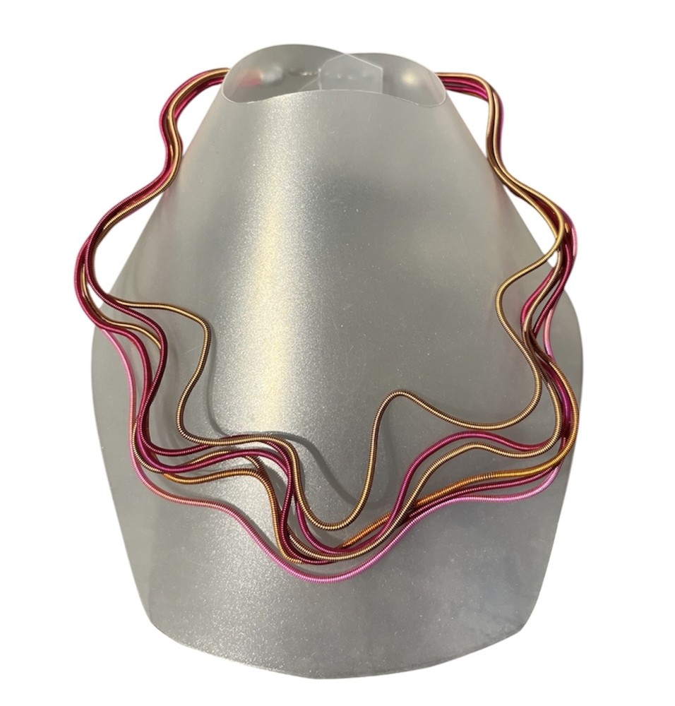 Collier LIANE no 160, de l'artiste Sandrine Giraud, couleur, ose, cuivre, beige. Ce bijou modulable, toujours original, marie avec élégance la grâce et l’originalité des lignes.