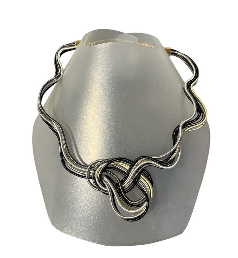 Collier LIANE no 162, de l'artiste Sandrine Giraud, noir, blanc, gris, jaune. Ce bijou modulable, toujours original, marie avec élégance la grâce et l’originalité des lignes.