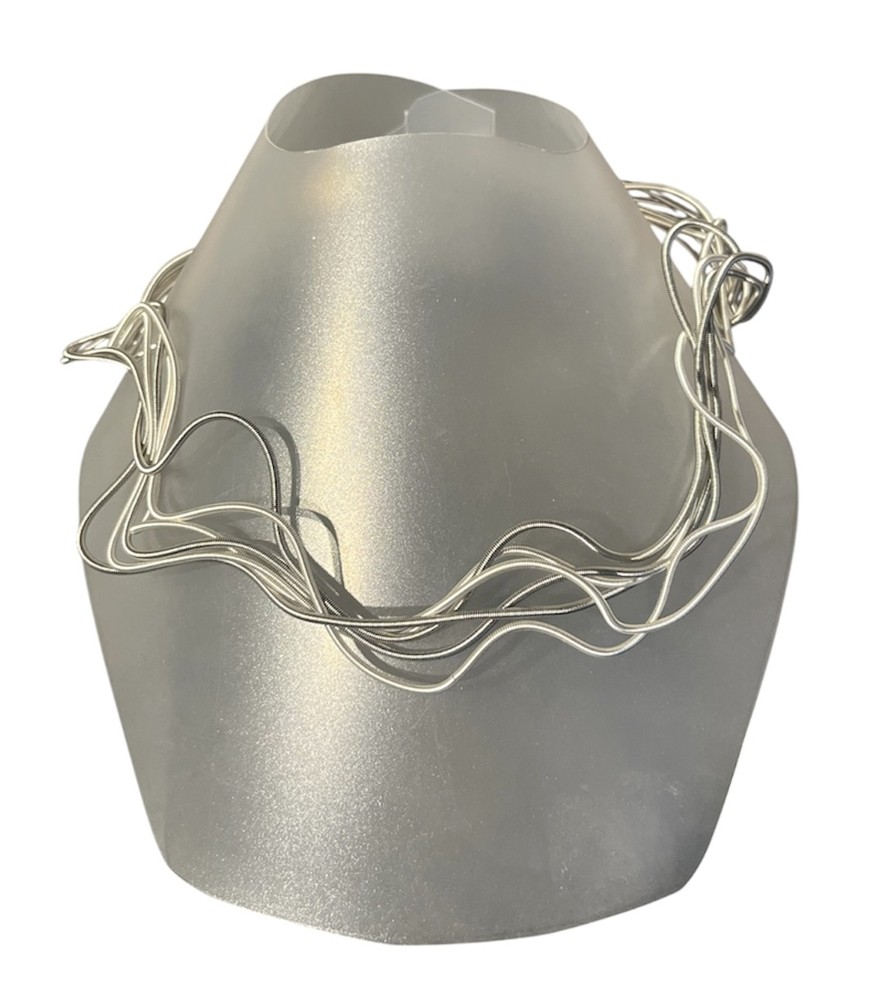 Collier LIANE no 163, de l'artiste Sandrine Giraud, blanc, gris argent. Ce bijou modulable, toujours original, marie avec élégance la grâce et l’originalité des lignes.