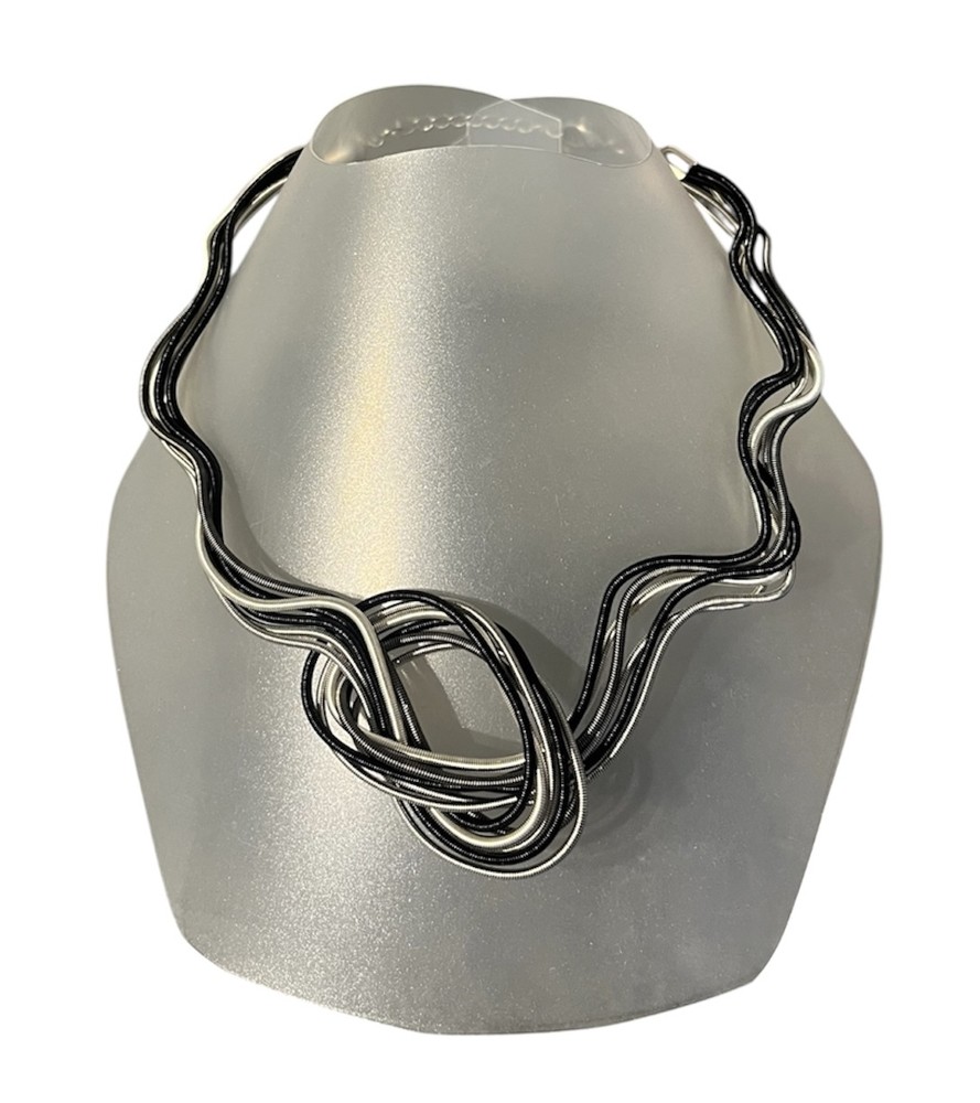 Collier LIANE no 164, de l'artiste Sandrine Giraud, noir, blanc, gris. Ce bijou modulable, toujours original, marie avec élégance la grâce et l’originalité des lignes.