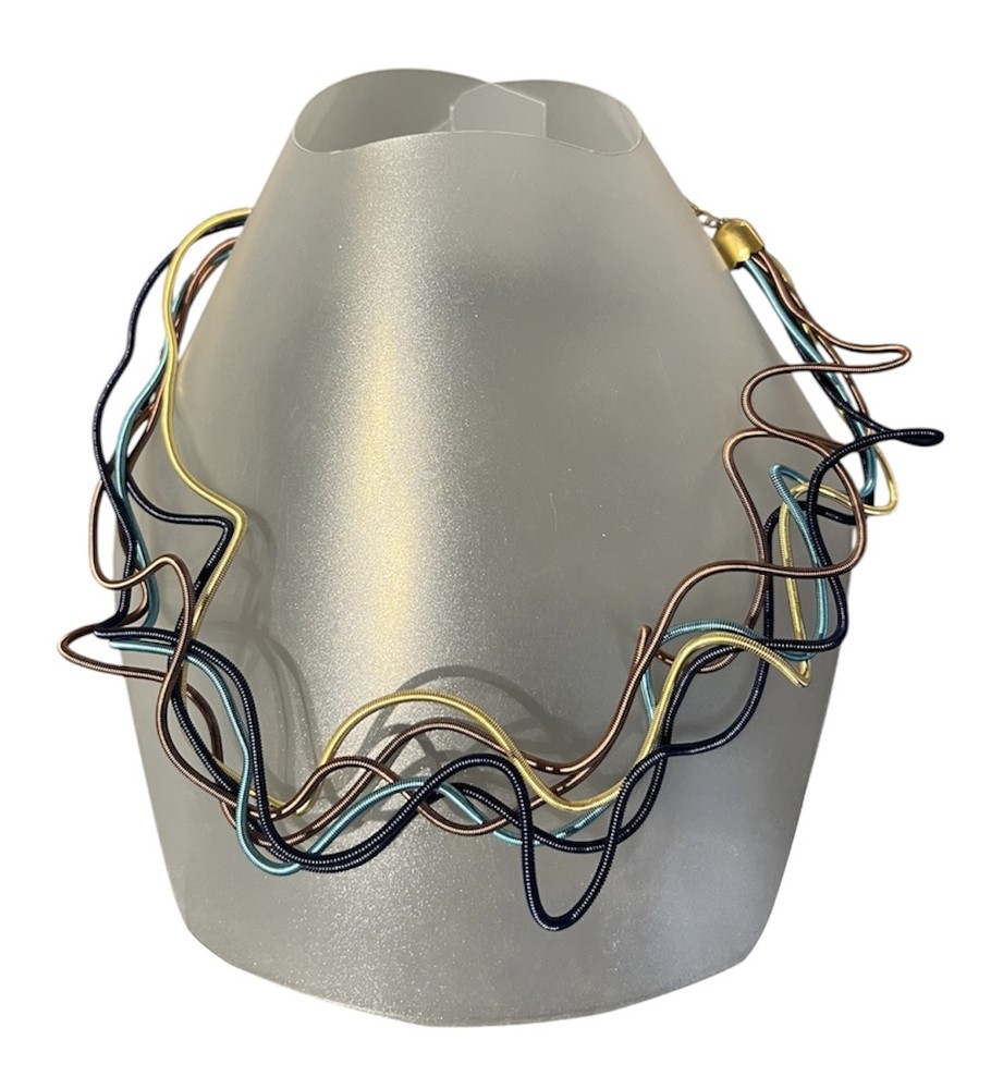 Collier LIANE no 168, de l'artiste Sandrine Giraud, noir, bleu, brun. Ce bijou modulable, toujours original, marie avec élégance la grâce et l’originalité des lignes.