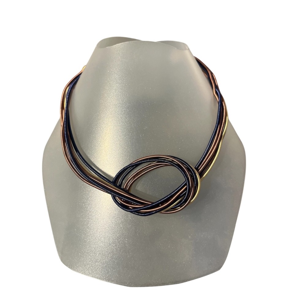 Collier LIANE no 169, de l'artiste Sandrine Giraud, noir, cuivre, jaune. Ce bijou modulable, toujours original, marie avec élégance la grâce et l’originalité des lignes.
