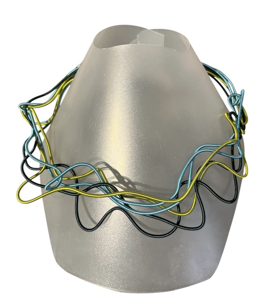 Collier LIANE no 170, de l'artiste Sandrine Giraud, noir, bleu, jaune. Ce bijou modulable, toujours original, marie avec élégance la grâce et l’originalité des lignes.