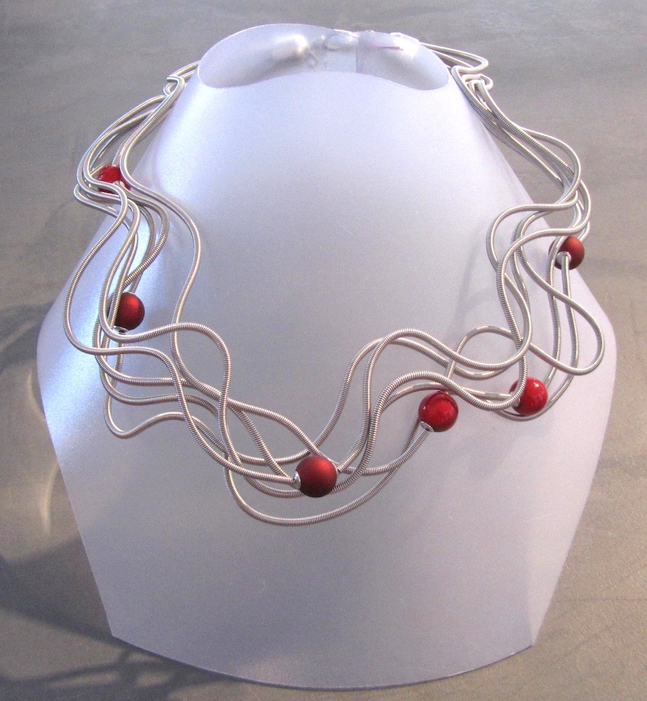 Collier LIANE PERLÉE, no 14, de l'artiste Sandrine Giraud, Ce bijou modulable, toujours original, marie avec élégance la grâce des perles avec l’originalité des lignes résolument contemporaines.