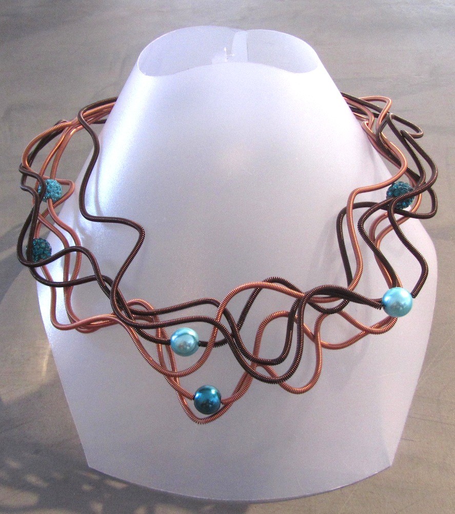 Collier LIANE PERLÉE bronze et brun, no 17, de l'artiste Sandrine Giraud, Ce bijou modulable, toujours original, marie avec élégance la grâce des perles avec l’originalité des lignes résolument contemporaines.