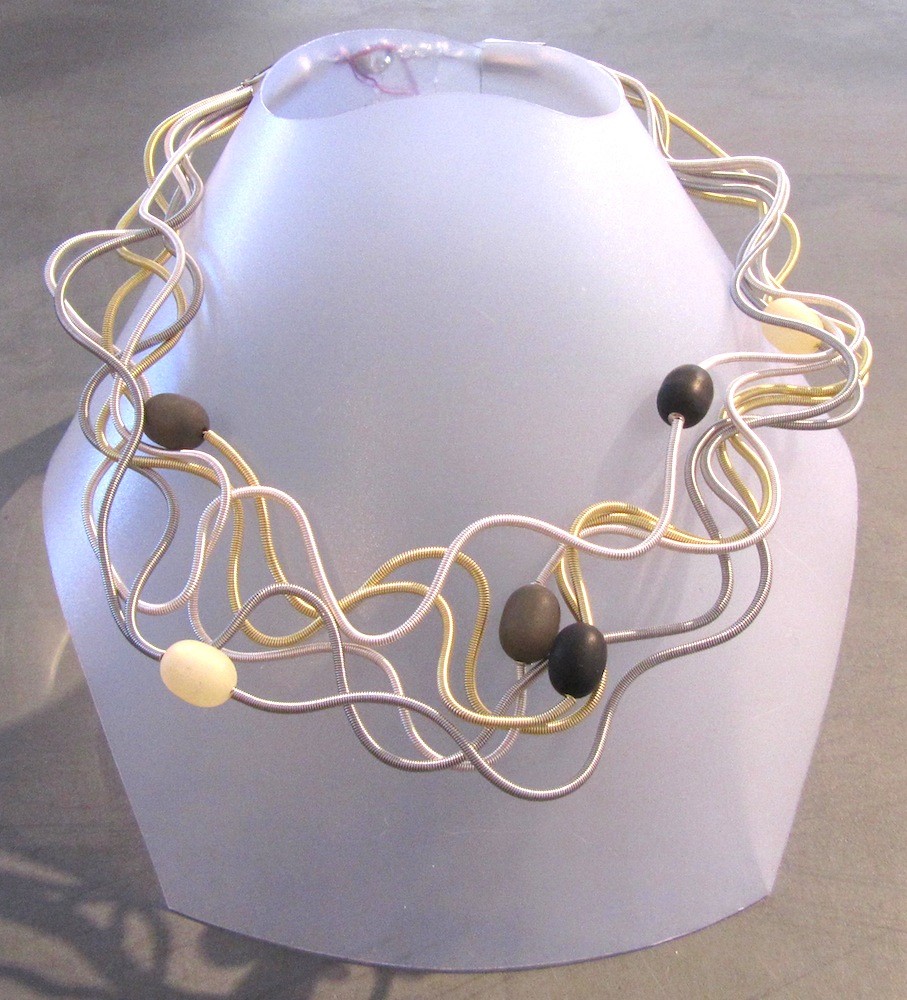 Collier LIANE PERLÉE, no 19, de l'artiste Sandrine Giraud, Ce bijou modulable, toujours original, marie avec élégance la grâce des perles avec l’originalité des lignes résolument contemporaines.