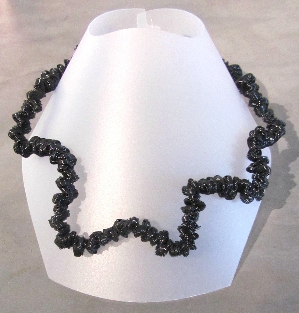 Collier PETIT AÉRIEN, no 12, de l'artiste Sandrine Giraud, Ce bijou marie avec élégance l’originalité des lignes résolument contemporaines.