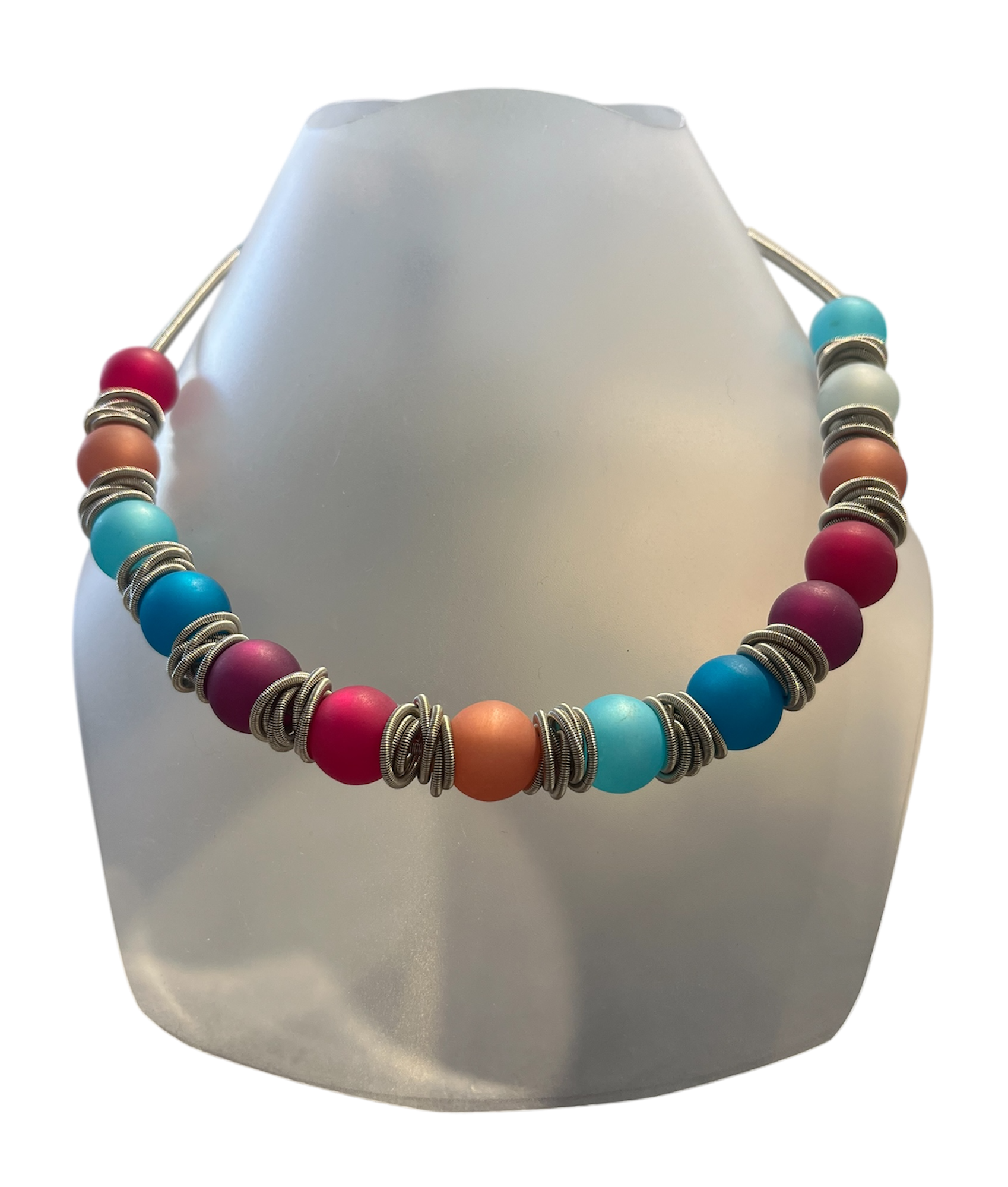 Collier POLARIS, no 184, de l'artiste Sandrine Giraud, couleur, argent, perles bleues, rouges, roses, violettes. Ce bijou toujours original, marie avec élégance la grâce et l’originalité des lignes.