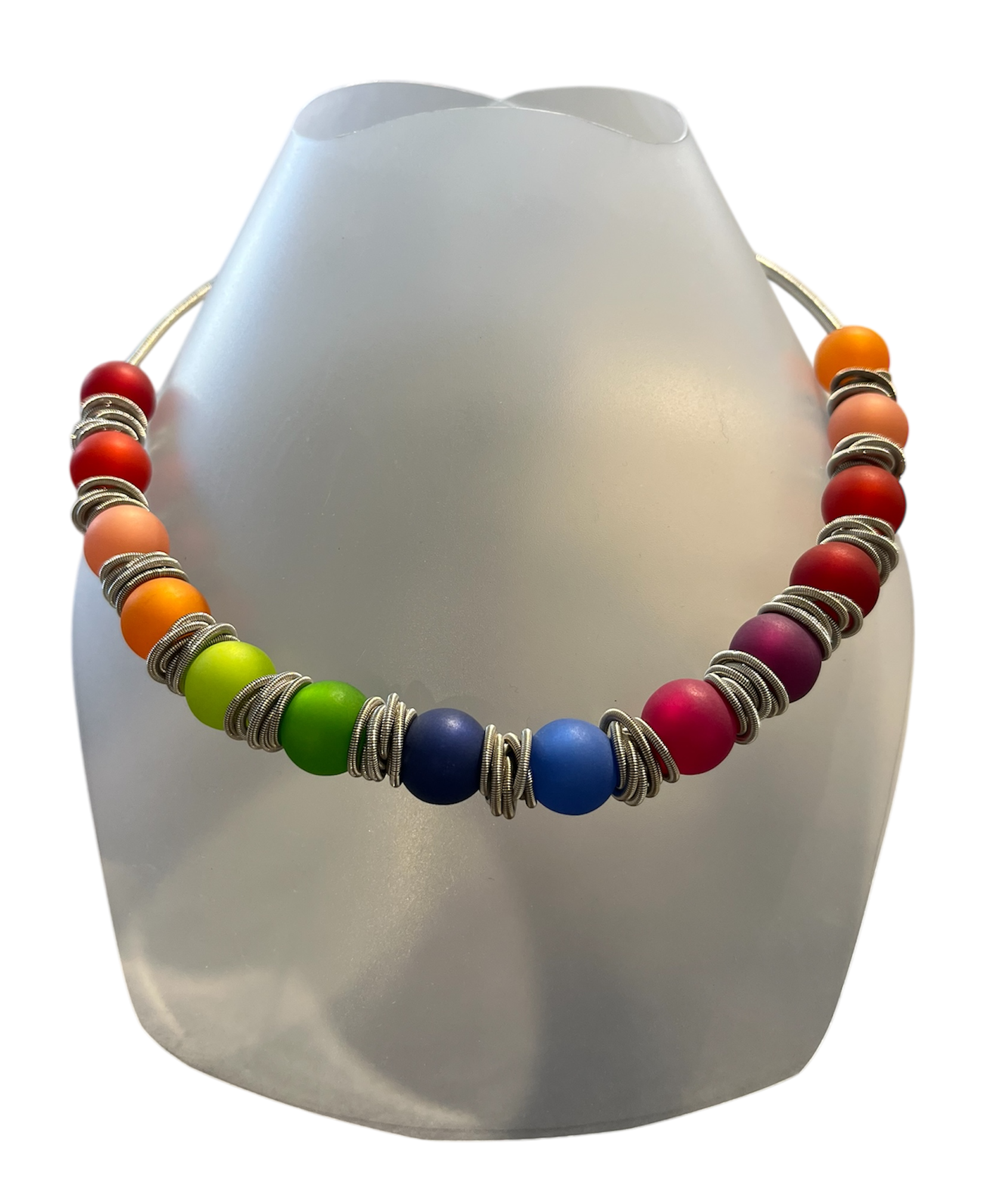 Collier POLARIS, no 185, de l'artiste Sandrine Giraud, couleur, argent, perles bleues, vertes, rouges, oranges. Ce bijou toujours original, marie avec élégance la grâce et l’originalité des lignes.