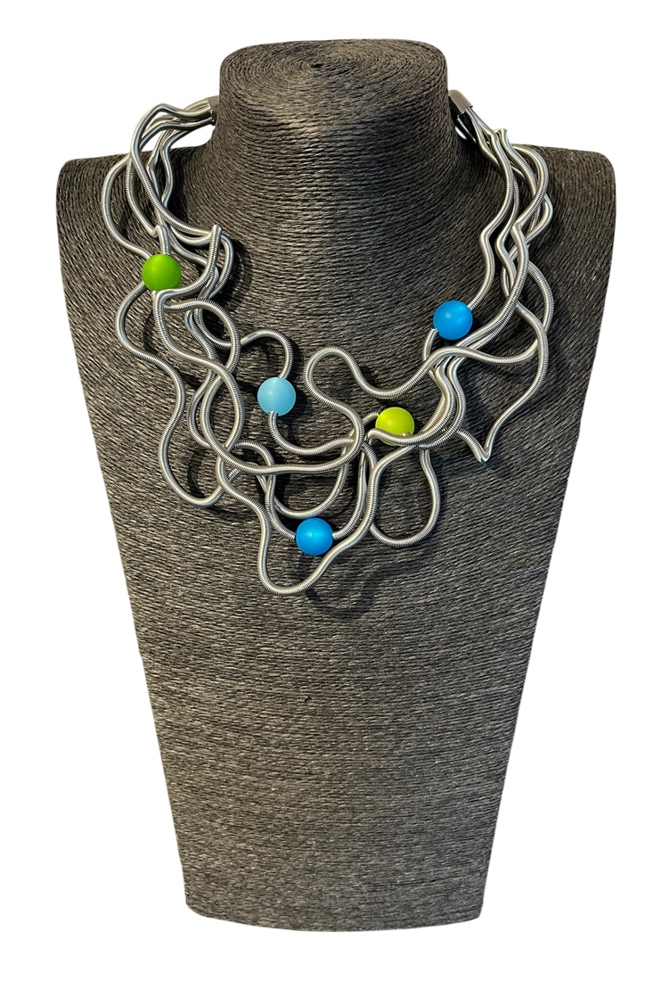 Collier RC-CERTI, no 189, de l'artiste Sandrine Giraud, couleur, argent, perles bleues, vertes, jaunes. Ce bijou modulable, toujours original, marie avec élégance la grâce et l’originalité des lignes.