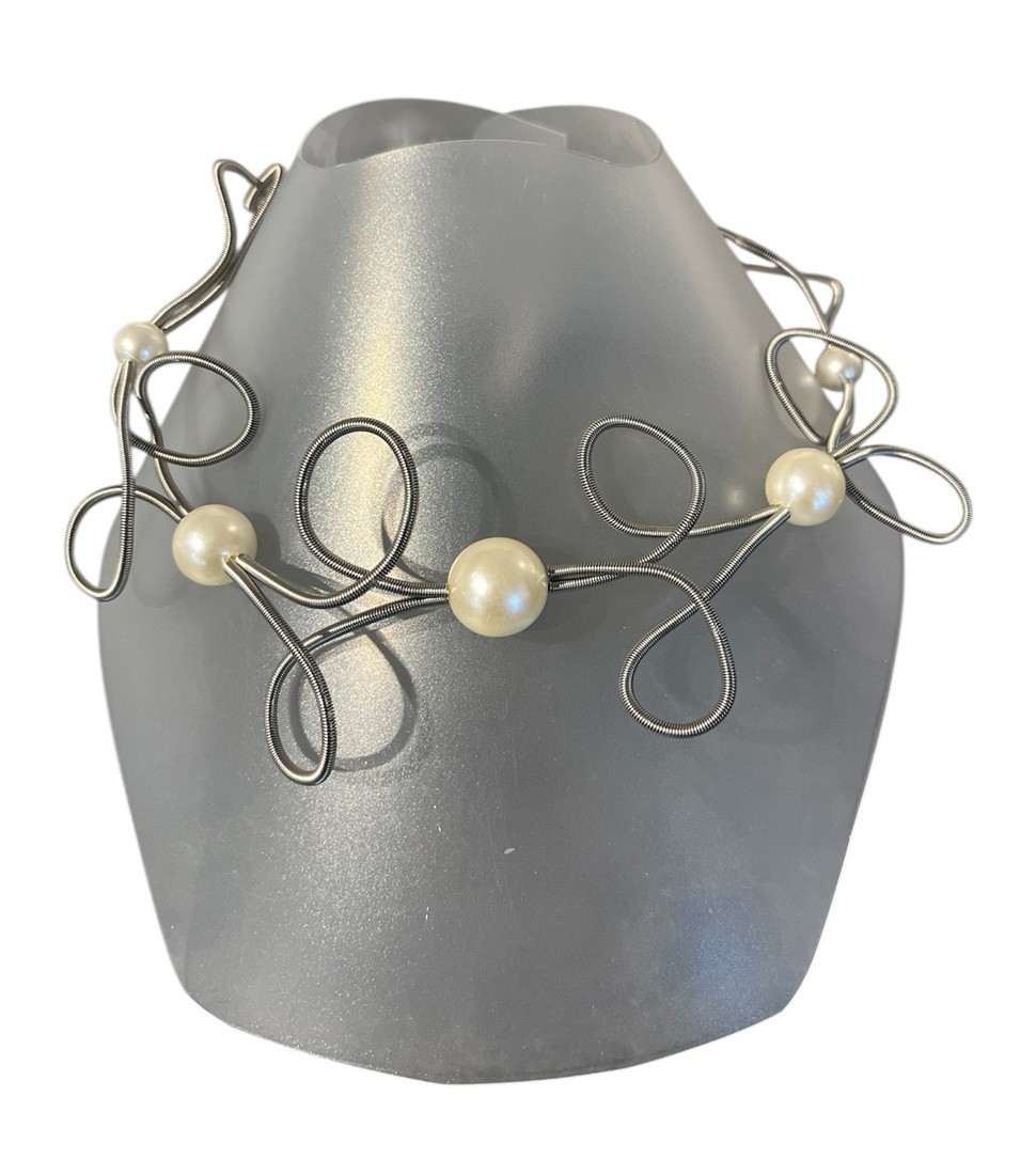 Collier ROSE DES SABLES, no 183, de l'artiste Sandrine Giraud, couleur, gris et perles nacrées. Ce bijou marie avec élégance la grâce et l’originalité des lignes.