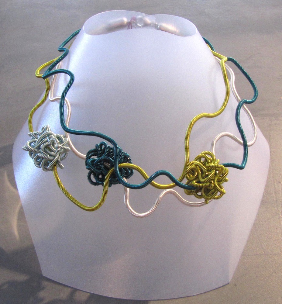 Collier TORNADO, no 13, de l'artiste Sandrine Giraud, Ce bijou modulable, toujours original, marie avec élégance l’originalité des lignes résolument contemporaines.