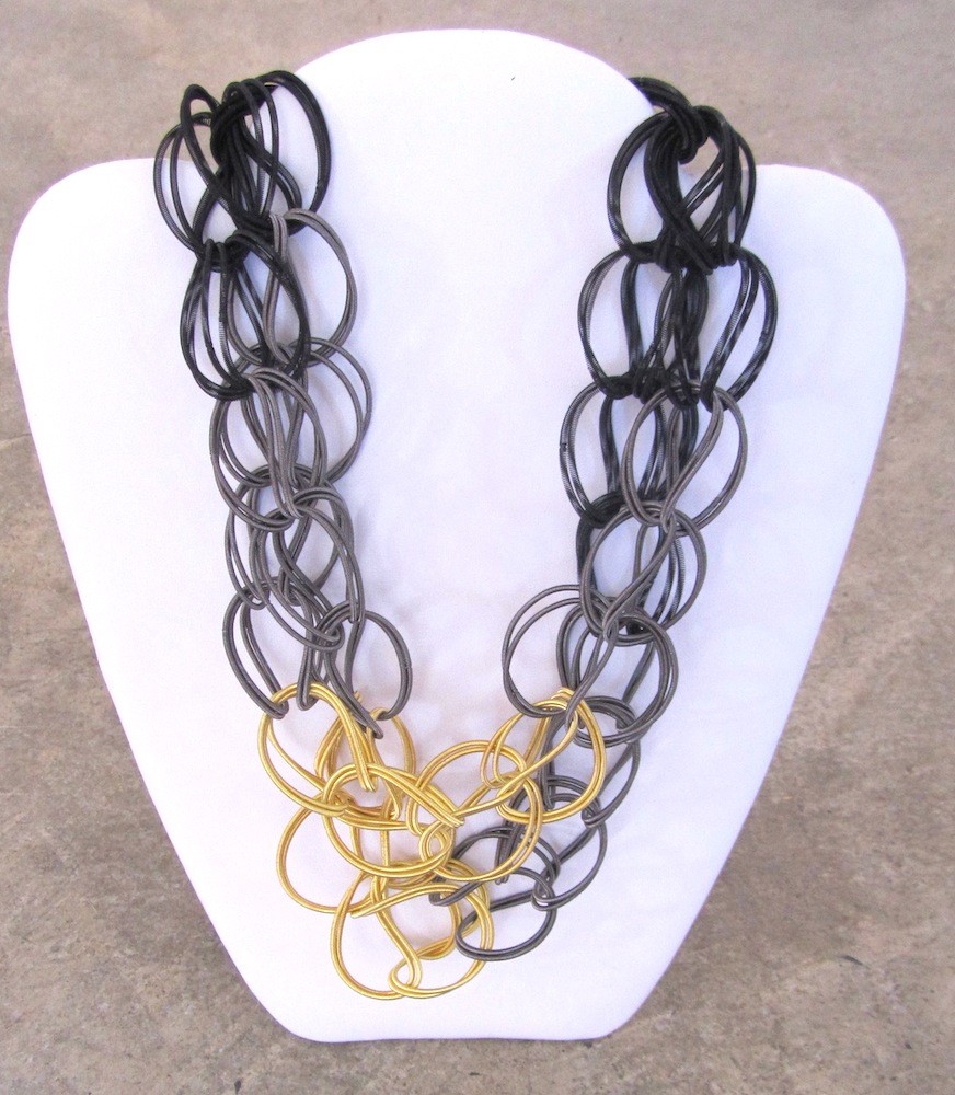 Collier TWIST DOUBLE, no 20, de l'artiste Sandrine Giraud, Ce bijou marie avec élégance l’originalité des lignes résolument contemporaines.