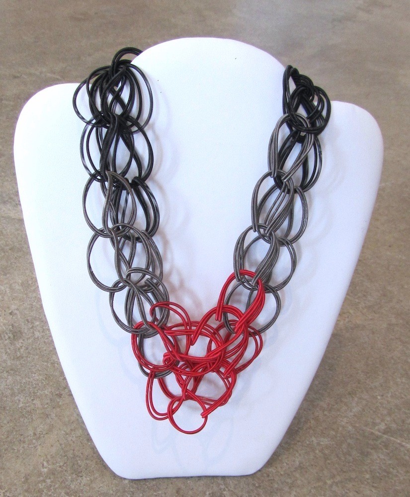 Collier TWIST DOUBLE, no 3, de l'artiste Sandrine Giraud, Ce bijou marie avec élégance l’originalité des lignes résolument contemporaines.