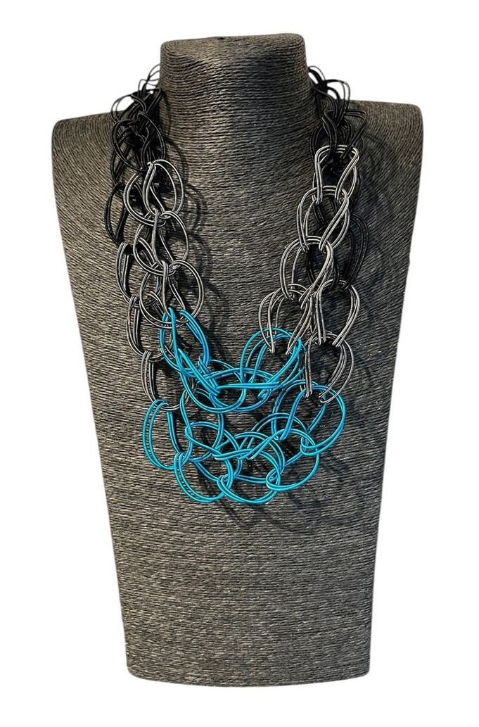 Collier TWIST no 101, de l'artiste Sandrine Giraud, couleur, noir, argent et bleu. Ce bijou modulable, toujours original, marie avec élégance la grâce et l’originalité des lignes.