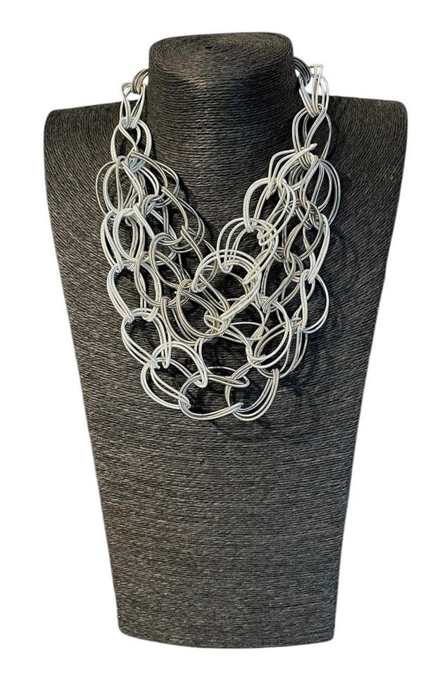 Collier TWIST DOUBLE no 178, de l'artiste Sandrine Giraud, couleur, argent. Ce bijou modulable, toujours original, marie avec élégance la grâce et l’originalité des lignes.