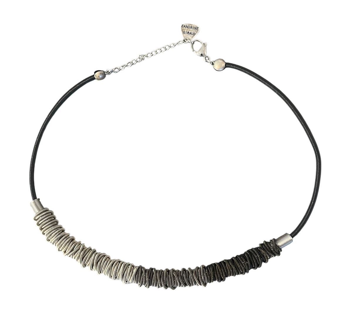 Collier ZIG ZAG, no 87, de l'artiste Sandrine Giraud, couleur, noir, gris et argent. Ce bijou marie avec élégance la grâce et l’originalité des lignes.