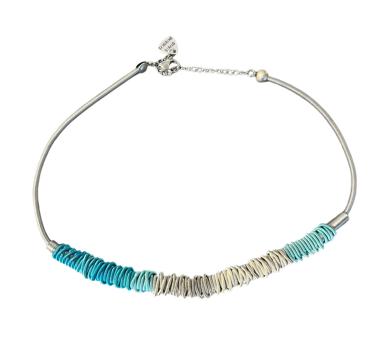 Collier ZIG ZAG, no 88, de l'artiste Sandrine Giraud, couleur, bleu, turquoise et argent. Ce bijou marie avec élégance la grâce et l’originalité des lignes.