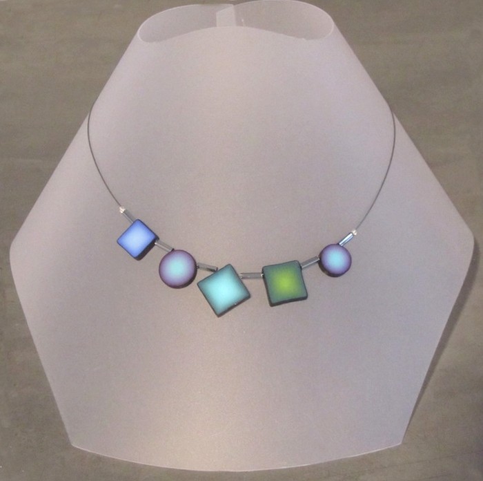 Collier, Assymétrik Silver, no 107, de l'artiste Sophiori, Bijou contemporain coloré, fait à la main, Matière première : pâte de polymère, de la création jusqu'à l'assemblage final