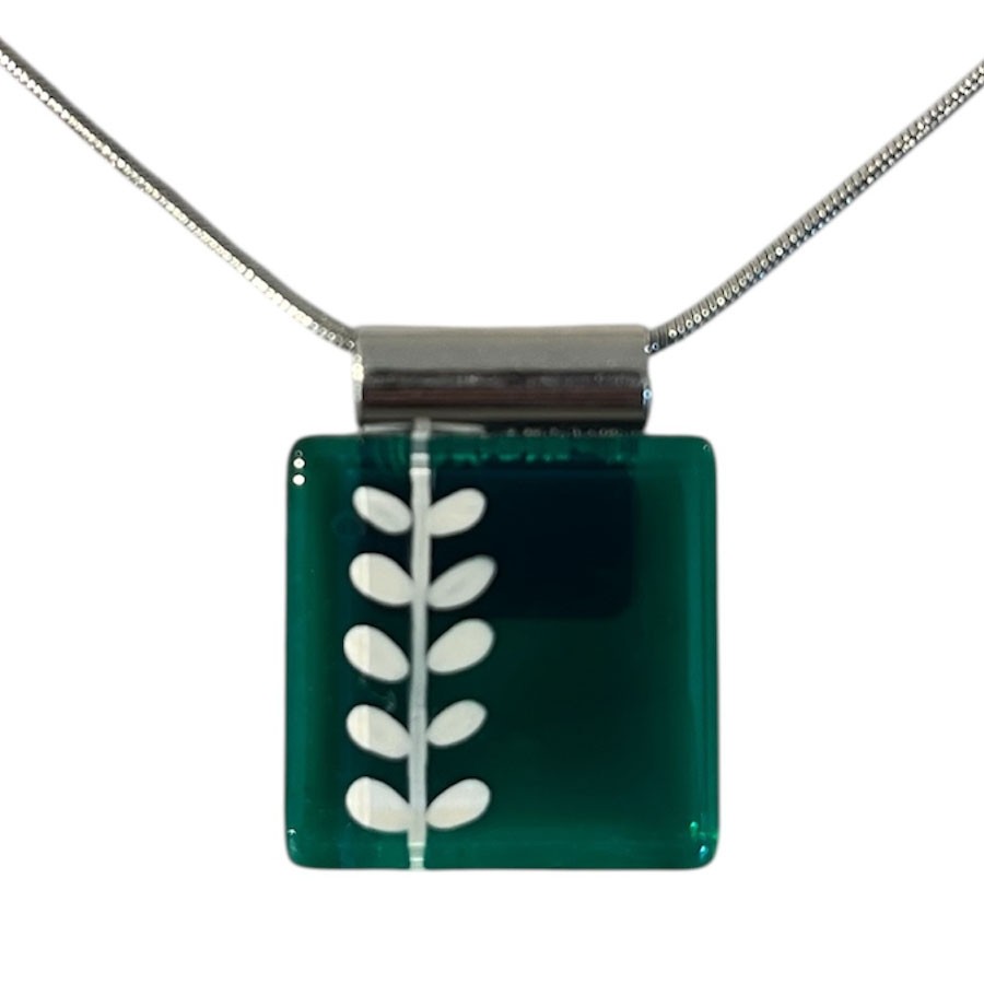 Collier carré 1 pouce, no 39, de l'artiste Azurine, Peint à la main, Chaîne 18 po acier inoxydable, Matière première : verre, cuisson au four