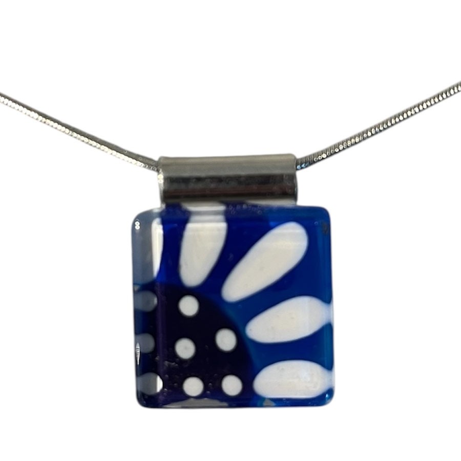 Collier carré 1 pouce, no 48, de l'artiste Azurine, Peint à la main, Chaîne 18 po acier inoxydable, Matière première : verre, cuisson au four