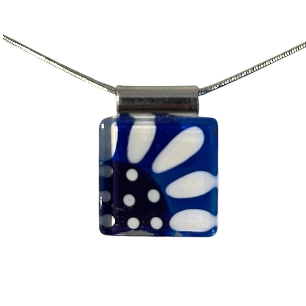 Collier carré 1 pouce, no 48, de l'artiste Azurine, Peint à la main, Chaîne 18 po acier inoxydable, Matière première : verre, cuisson au four