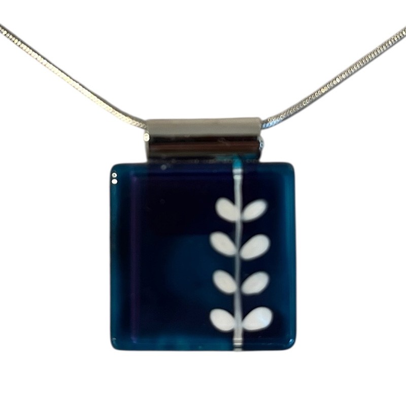 Collier carré 1 pouce, no 53, de l'artiste Azurine, Peint à la main, Chaîne 18 po acier inoxydable, Matière première : verre, cuisson au four