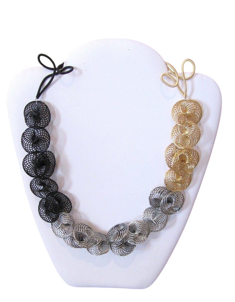 Collier ESCARGOT, no 8, de l'artiste Sandrine Giraud, Ce bijou marie avec élégance l’originalité des lignes résolument contemporaines.