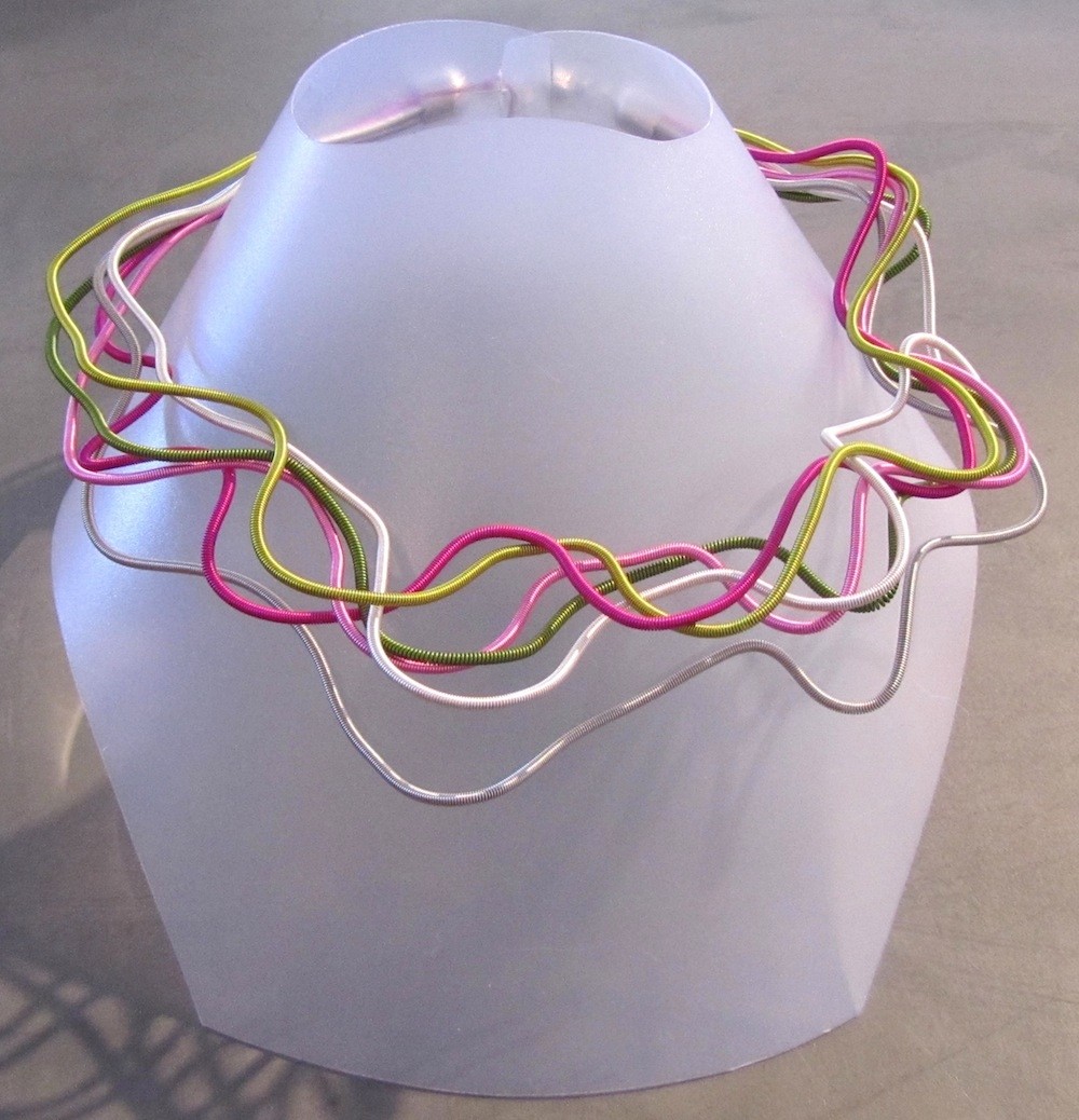 Collier LIANE, no 36, de l'artiste Sandrine Giraud, Ce bijou modulable, toujours original, marie avec élégance la grâce des perles avec l’originalité des lignes résolument contemporaines.
