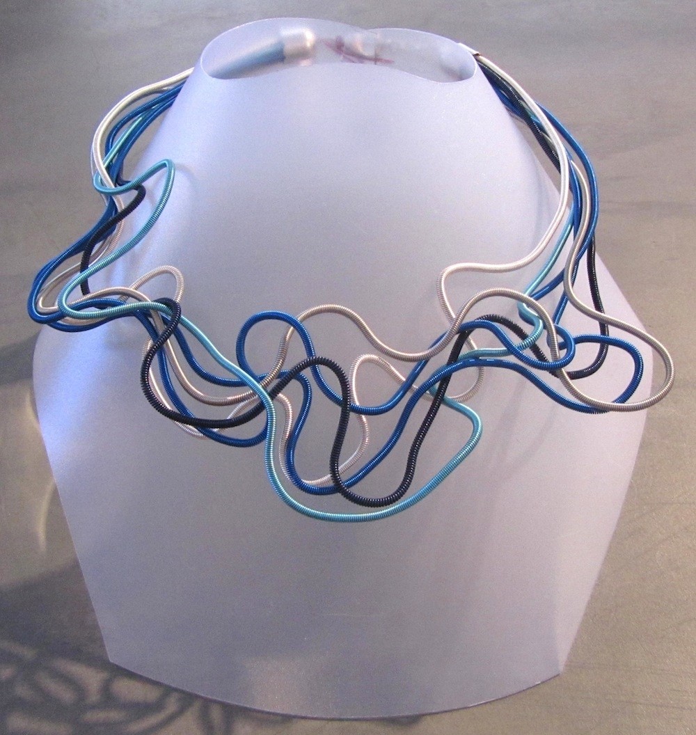 Collier LIANE, no 38, de l'artiste Sandrine Giraud, Ce bijou modulable, toujours original, marie avec élégance la grâce des perles avec l’originalité des lignes résolument contemporaines.