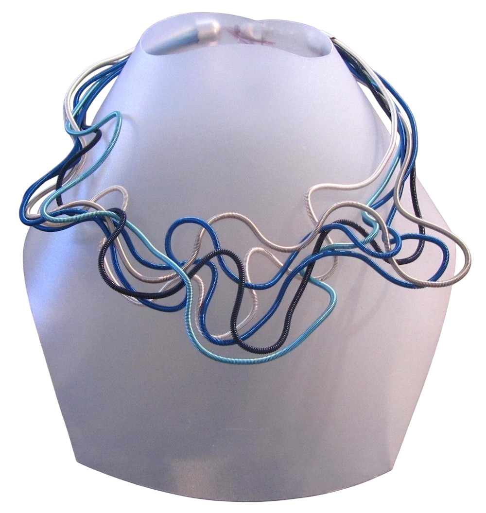 Collier LIANE, no 38, de l'artiste Sandrine Giraud, Ce bijou modulable, toujours original, marie avec élégance la grâce des perles avec l’originalité des lignes résolument contemporaines.