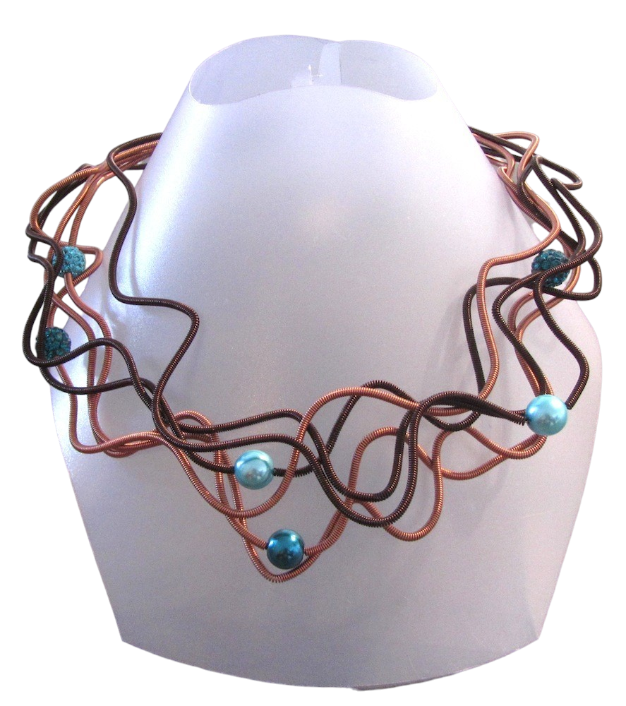 Collier LIANE PERLÉE bronze et brun, no 17, de l'artiste Sandrine Giraud, Ce bijou modulable, toujours original, marie avec élégance la grâce des perles avec l’originalité des lignes résolument contemporaines.