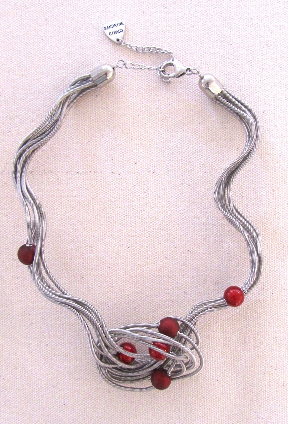 Collier LIANE PERLÉE argent-rouge, no 107, de l'artiste Sandrine Giraud, Ce bijou modulable, toujours original, marie avec élégance la grâce des perles avec l’originalité des lignes résolument contemporaines.