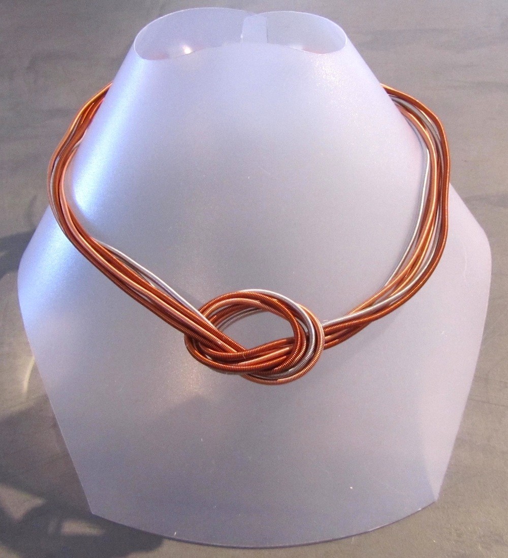 Collier LIANE, no 56, de l'artiste Sandrine Giraud, Ce bijou modulable, toujours original, marie avec élégance la grâce des perles avec l’originalité des lignes résolument contemporaines.