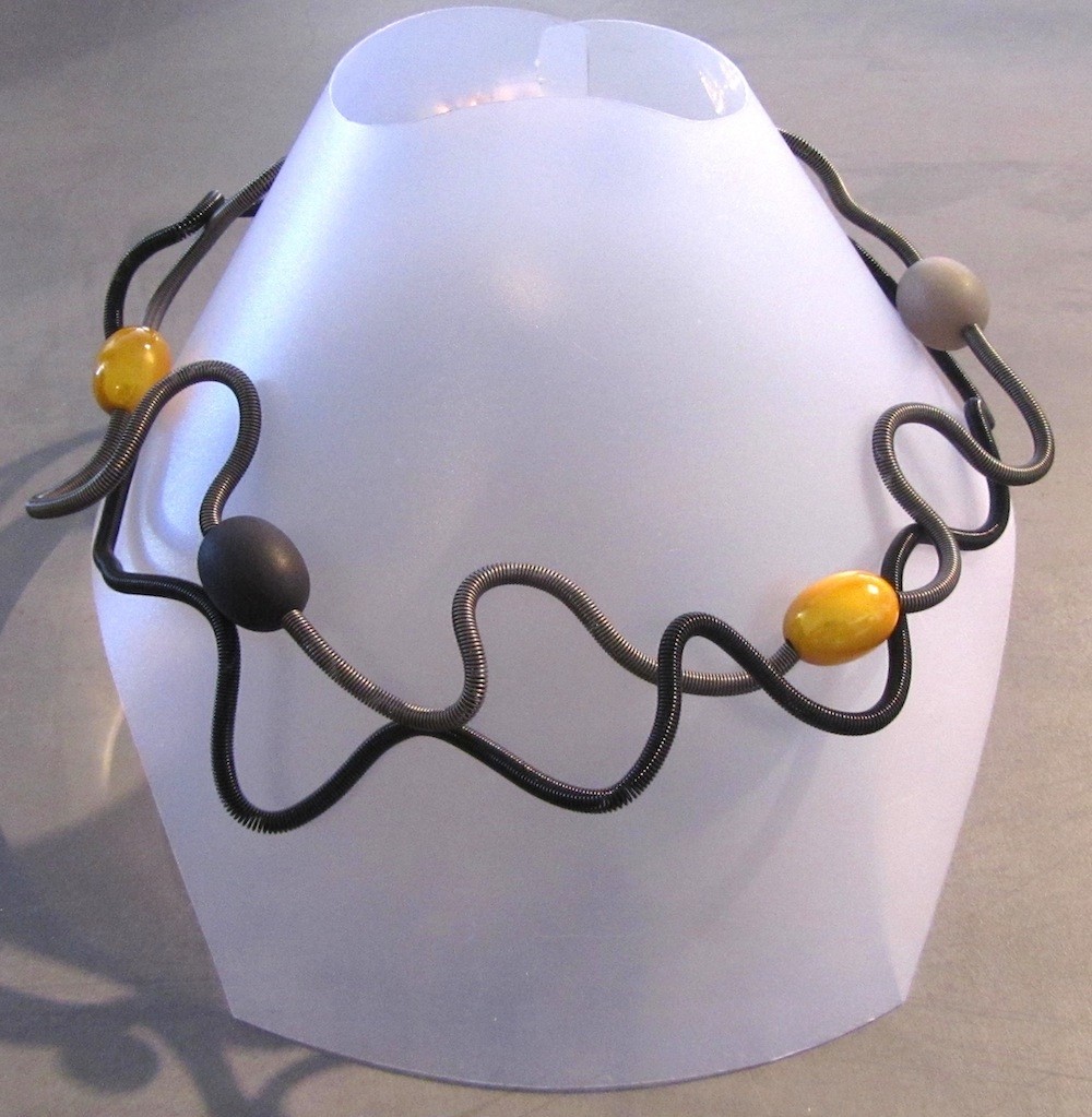 Collier OLIVE, no 41, de l'artiste Sandrine Giraud, Ce bijou modulable, toujours original, marie avec élégance la grâce des perles avec l’originalité des lignes résolument contemporaines.