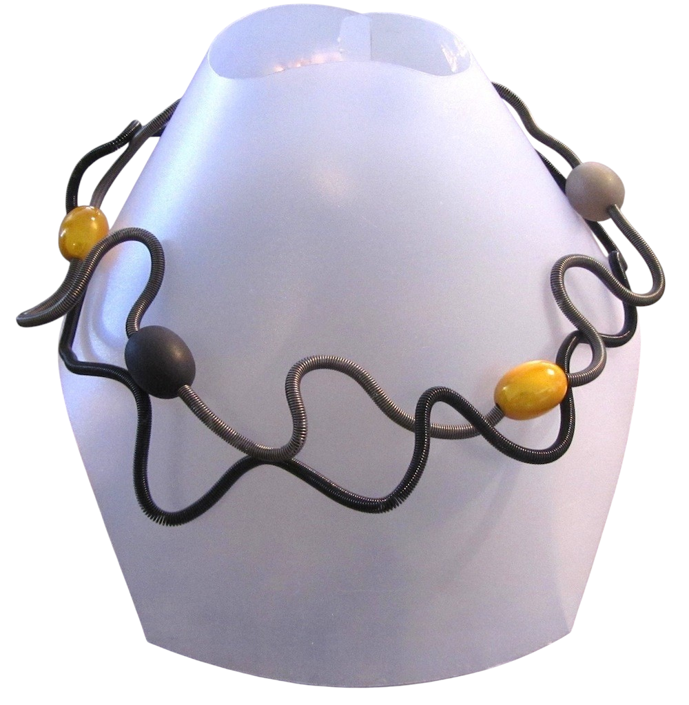 Collier OLIVE, no 41, de l'artiste Sandrine Giraud, Ce bijou modulable, toujours original, marie avec élégance la grâce des perles avec l’originalité des lignes résolument contemporaines.