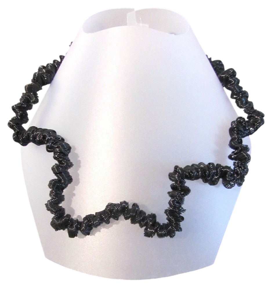 Collier PETIT AÉRIEN, no 12, de l'artiste Sandrine Giraud, Ce bijou marie avec élégance l’originalité des lignes résolument contemporaines.
