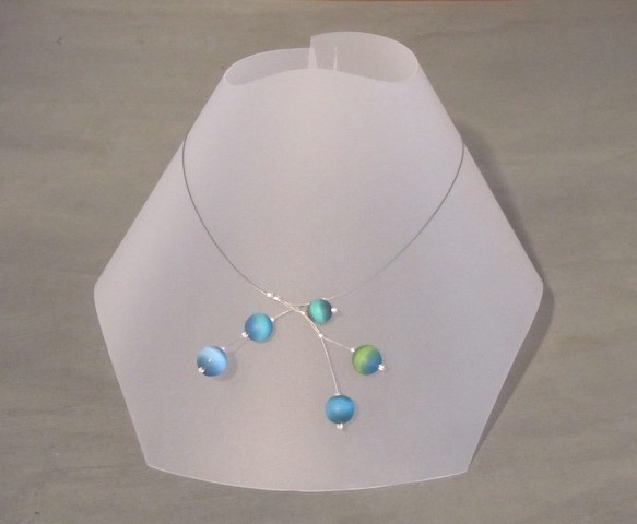 Collier, Planètes, no 114, de l'artiste Sophiori, Bijou contemporain coloré, fait à la main, Matière première : pâte de polymère, de la création jusqu'à l'assemblage final