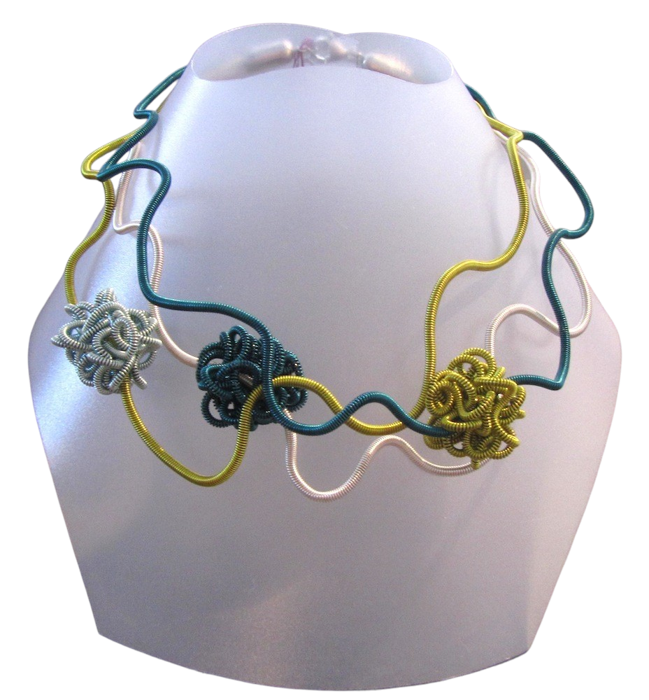 Collier TORNADO, no 13, de l'artiste Sandrine Giraud, Ce bijou modulable, toujours original, marie avec élégance l’originalité des lignes résolument contemporaines.